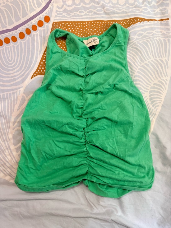 Tops - Cropped rushed green tank top